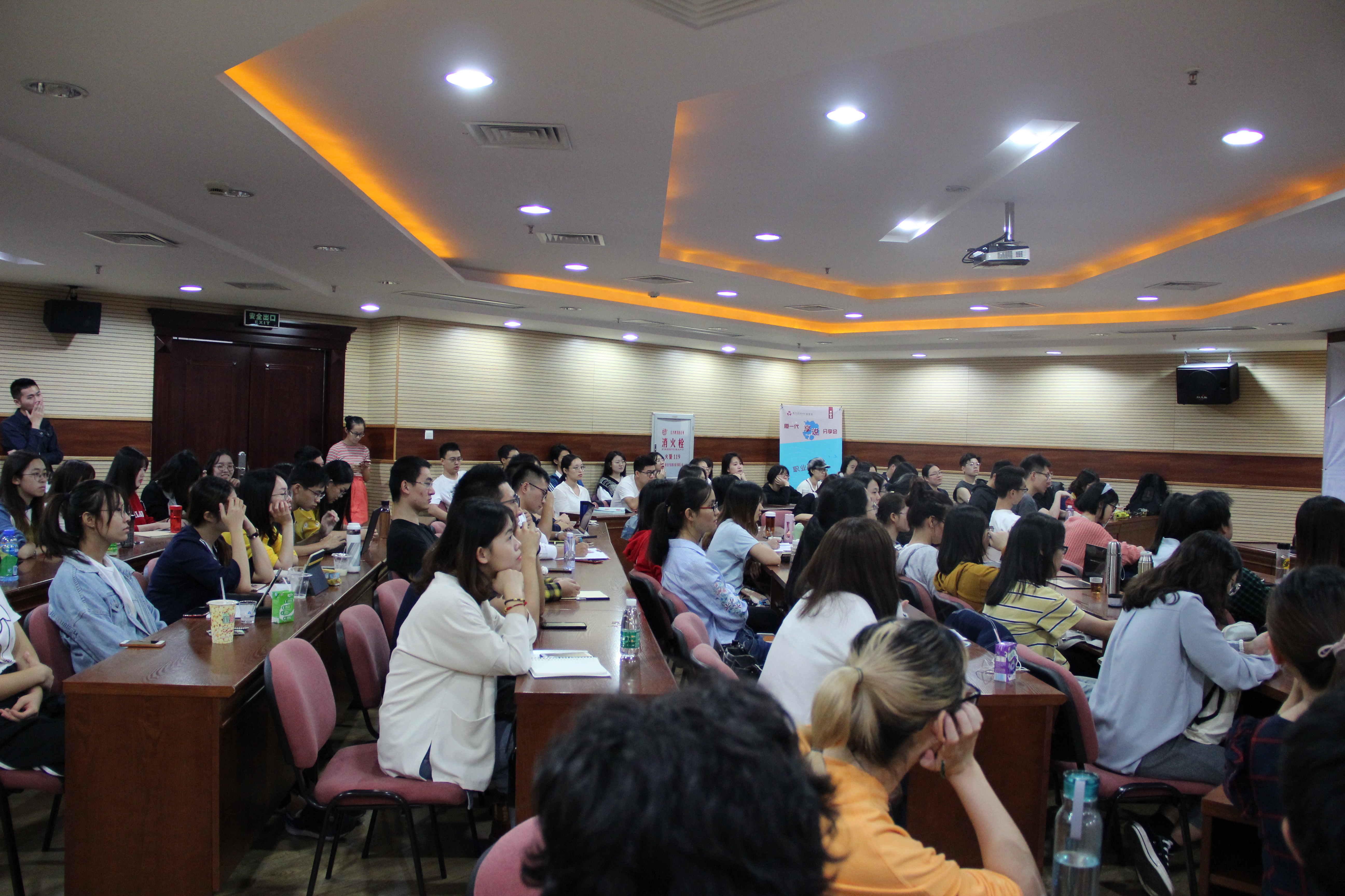 1541126778387395.jpg 同学们.JPG